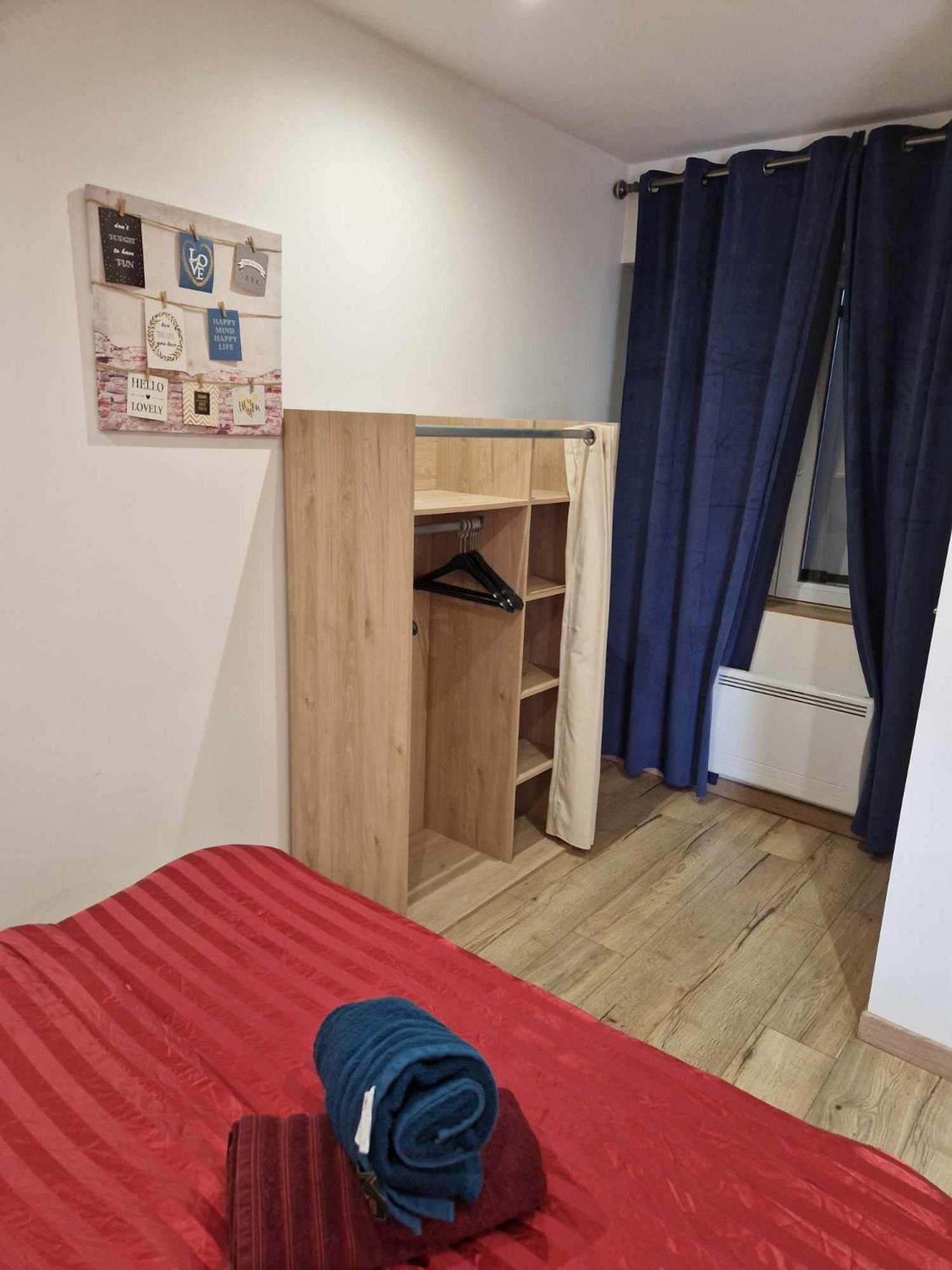 02 - Tres Joli 2 Pieces Avec 3 Lits Pouvant Accueillir Jusqu'A 5 Personnes, Situe Au Rdc Avec Entree Independante, Une Place De Parking Reservee Devant L'Entree Et Terrasse Sur L'Arriere Donnant Sur Parc Arbore, Tout Le Linge De Maison Est Fourni Razac-sur-l'Isle Exterior photo